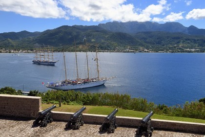Caraïbes, Ile de la Dominique, Portsmouth, Parc national des Cabrits, Fort Shirley, fort britannique du XVIIIe siècle, le Royal Clipper et le Star Flyer de la compagnie Star Clipper dans la baie de Prince Rupert