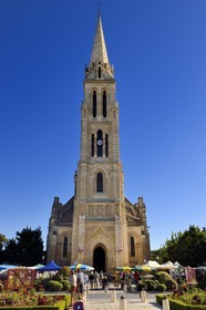 France, Dordogne (24), Périgord Pourpre, Bergerac, marché au pied de l'église Notre Dame