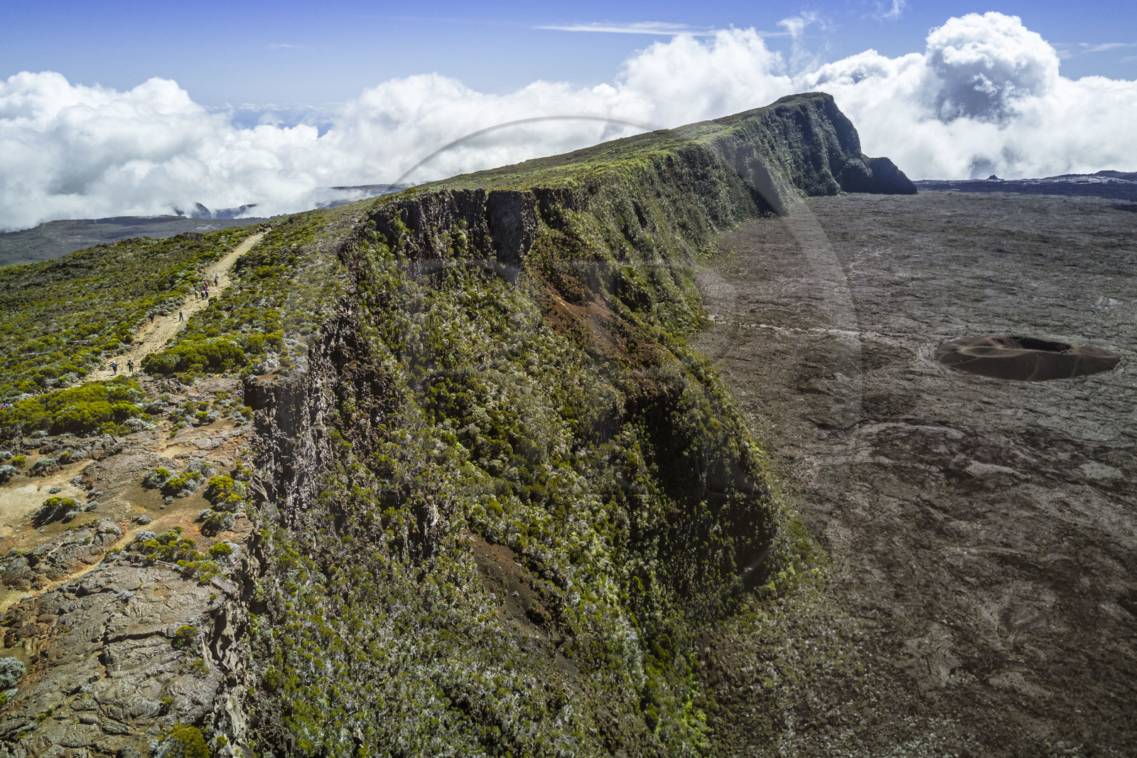 France, Ile de la Reunion, Parc National de la Réunion classé Patrimoine Mondial de l'UNESCO, volcan du Piton de la Fournaise, le cratère Formica Léo dans la caldera et les falaises du Pas de Bellecombe (vue aérienne)