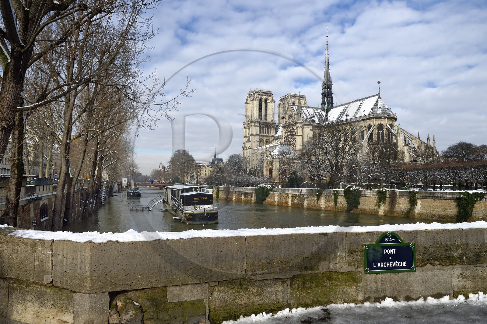 France, Paris, area listed as World Heritage by UNESCO, the banks of the Seine, classified World Heritage by UNESCO, the Seine in flood and the Notre-Dame Cathedral under the snow on the Ile de la Cité and the quai de l'Archevêché seen from the pont de l'Archevêché (Archbishop's Bridge)