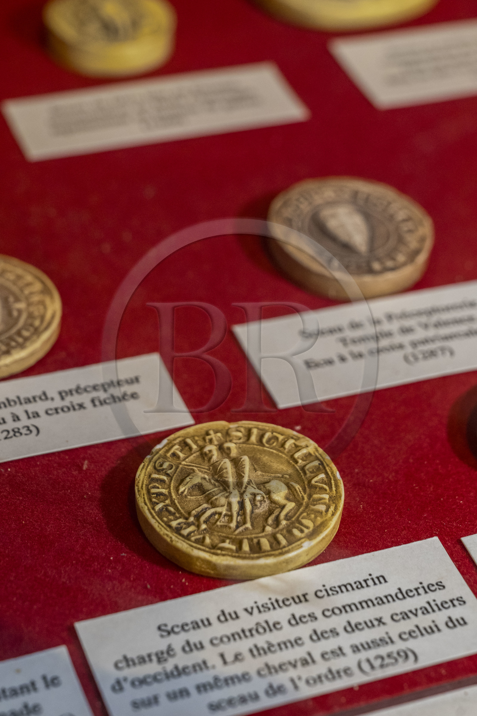 France, Aveyron (12), Causses et les Cévennes, paysage culturel de l'agro-pastoralisme méditerranéen, classés Patrimoine Mondial de l'UNESCO, Sainte-Eulalie-de-Cernon, la Commanderie Templière puis commanderie hospitalière de l'ordre de Saint-Jean de Jérusalem, sceau du controleur des commanderies d'occident représentant deux cavaliers sur un même cheval (1259), thême qui est aussi celui de l'ordre de Temple