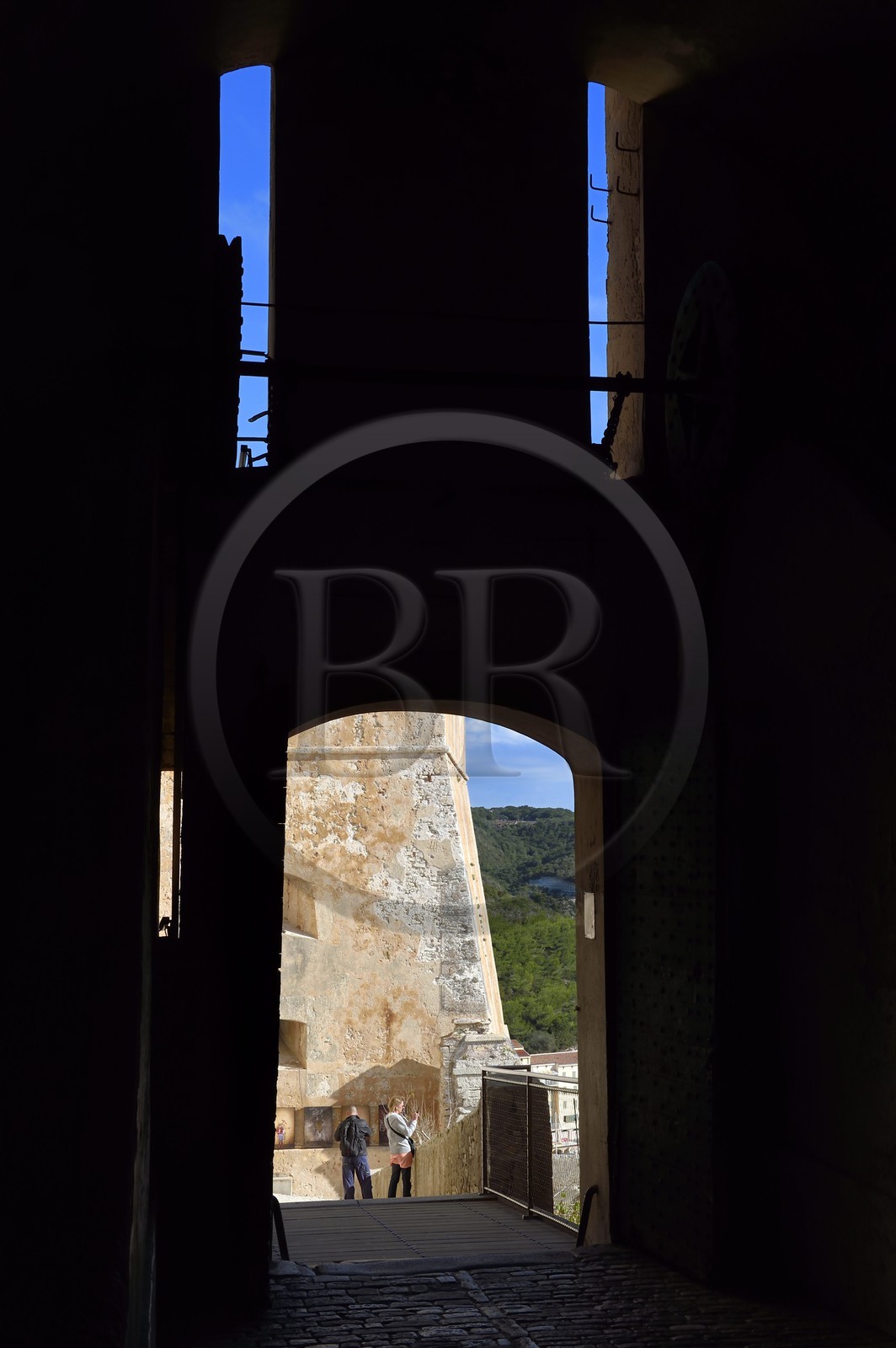 France, Corse-du-Sud (2A), Bonifacio, Ville Haute, accès à la citadelle par la montée Saint Roch et la Porte de Gênes