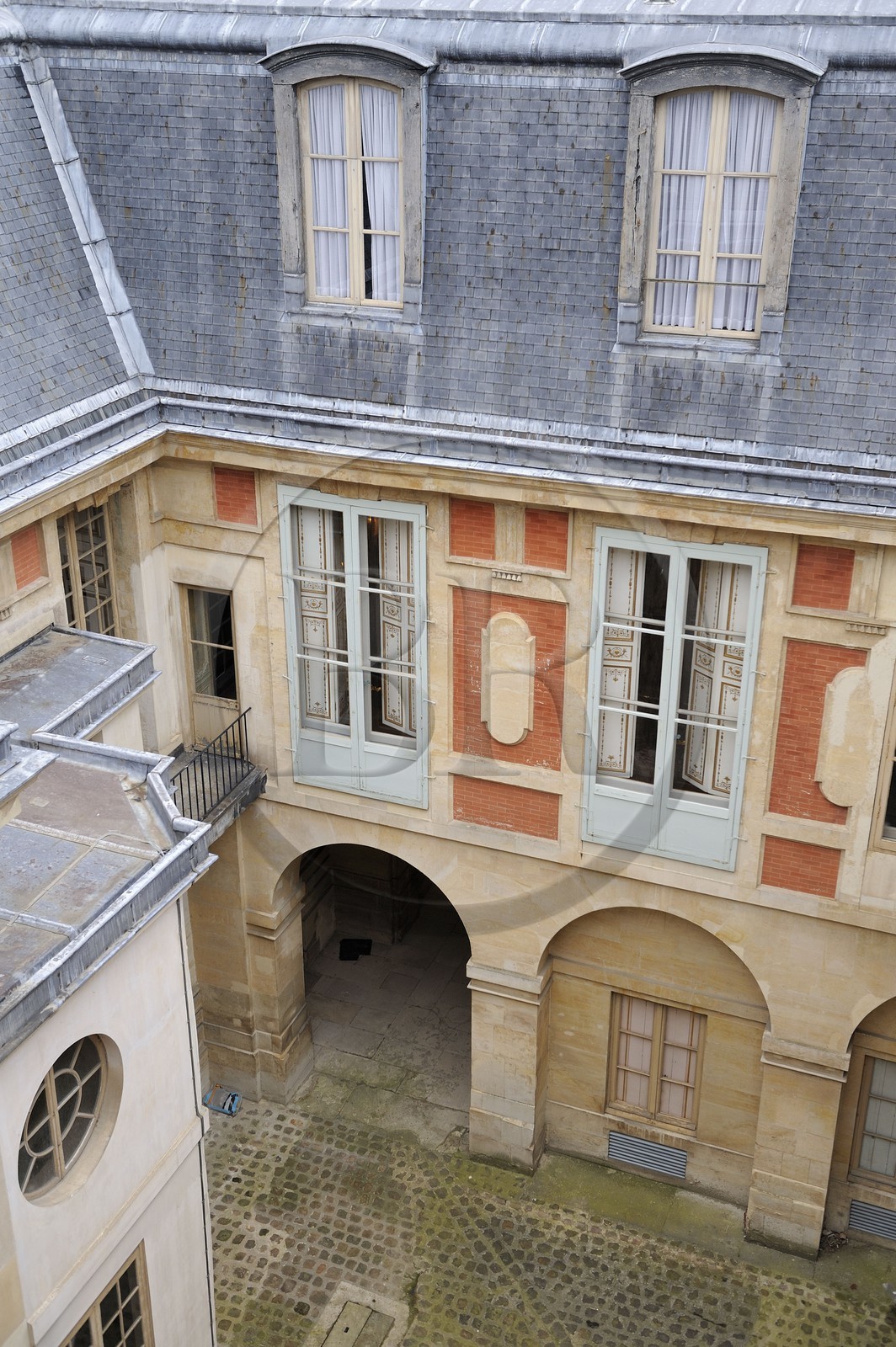 France, Yvelines (78), château de Versailles, classé Patrimoine Mondial de l'UNESCO, cour du dauphin