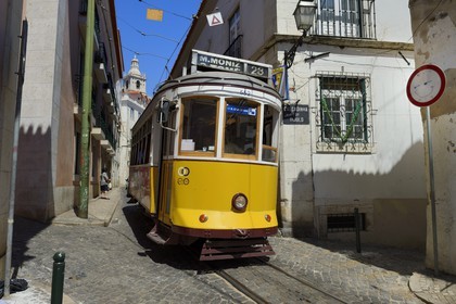 Portugal, Lisbonne, quartier de l'Alfama, tramway (electricos) le long de la Rua das Escolas Gerais avec la tour de l'église de Sao Vicente de Fora