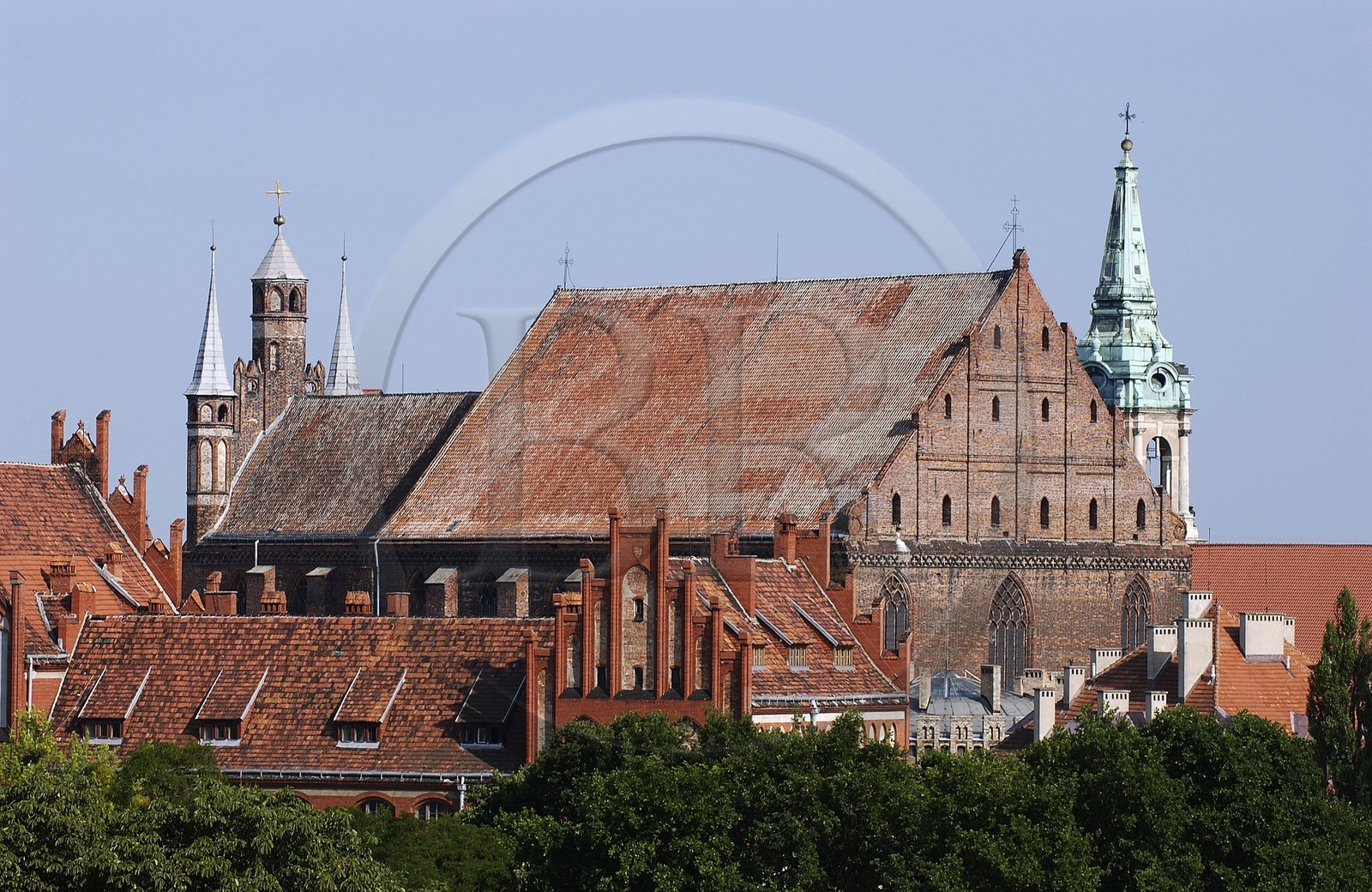 Pologne, Kujavie-Poméranie, ville de Torun, toits de la ville et église Notre-Dame