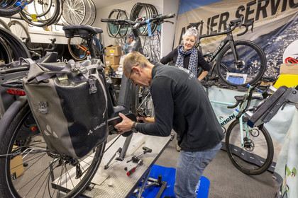 France, Vaucluse (84), Dentelles de Montmirail, Beaumes-de-Venise, atelier de réparation de vélos du magasin de cycles L' Etape du Ventoux