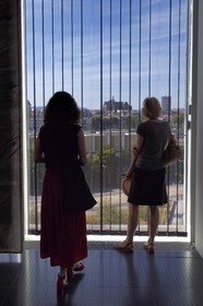 France, Moselle (57), Metz, quartier de l'Amphithéatre, le Centre Pompidou-Metz, centre d'art conçus par les architectes Shigeru Ban et Jean de Gastines, vue sur Metz depuis la Galerie 3