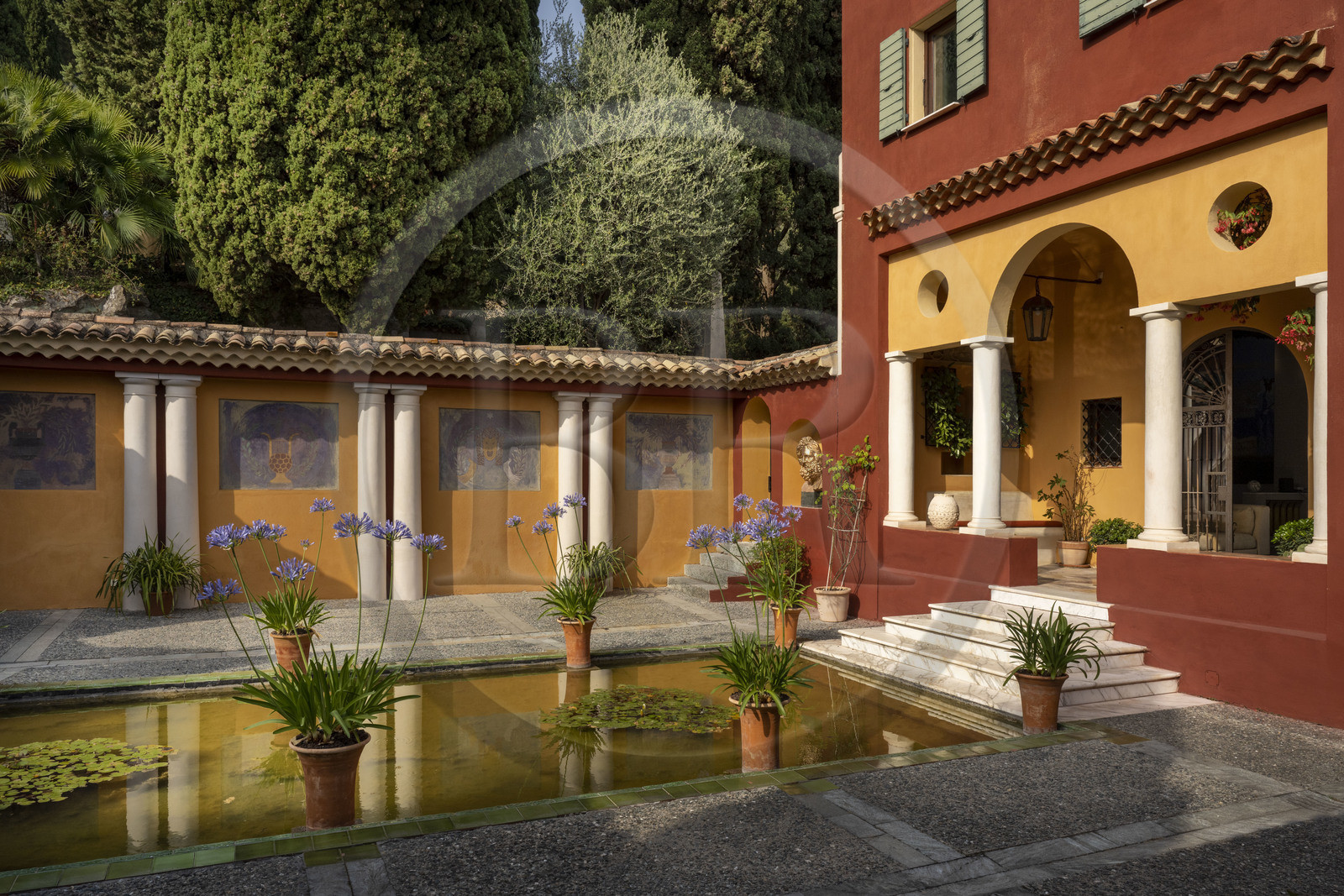 France, Alpes-Maritimes (06), Menton, Domaine des Colombieres, la villa des Colombières est entièrement conçue comme une œuvre d'art par Ferdinand Bac, le patio et son bassin