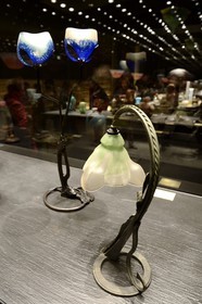 France, Meurthe-et-Moselle (54), Nancy, place Stanislas, musée des Beaux Arts, salle de la collection Daum, lampe perce-neige (1905) et lampe monnaie du pape (1903) en arrière plan