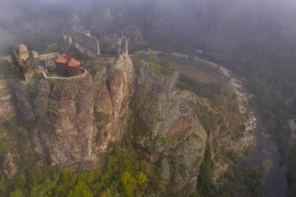 France, Haute-Loire (43), vallée de la Loire, Arlempdes, labellisé les Plus beaux villages de France, ruines du chateau perché sur un rocher basaltique (dyke volcanique) qui surplombe un méandre de la Loire (vue aérienne)