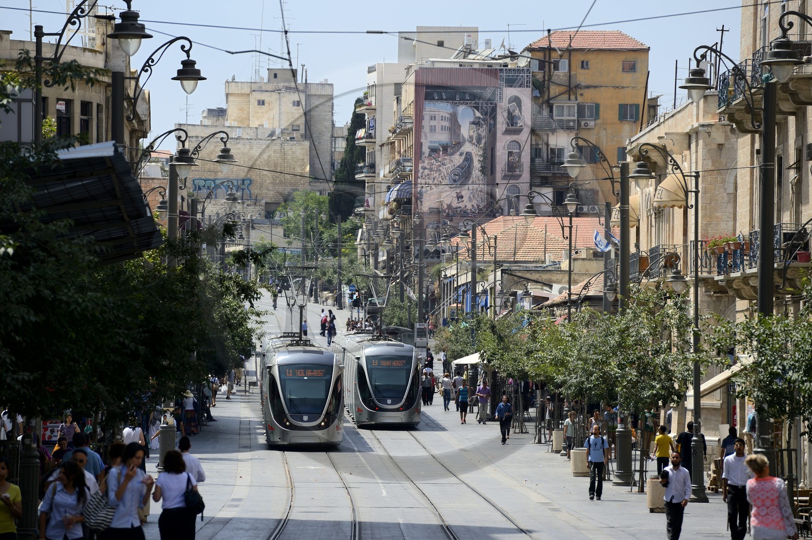 Israel, Jérusalem, le tramway sur Jaffa Road, il dessert la ville de Jérusalem et une partie de la Cisjordanie, la ligne s'étend sur 13,9 kilomètres pour 23 stations et fut mise en service le 19 aout 2011