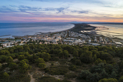 France, France, Hérault (34), Sète, le Lido de Thau situé entre la mer et l'étang de Thau sur le cordon littoral reliant les deux communes de Sète et de Marseillan, vue depuis le Mont Saint-Clair (vue aérienne)