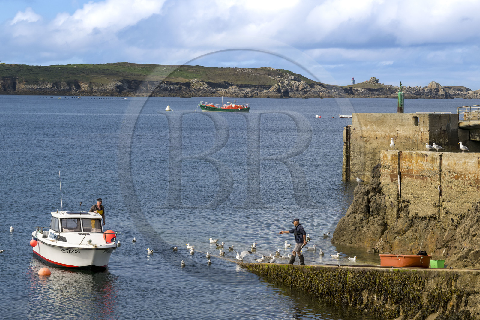 France, Finistère (29), Mer d'Iroise, Ile d'Ouessant, le port de Lampaul dans la baie de Lampaul,  la presqu'ile de Feunteun Velen en arrière plan