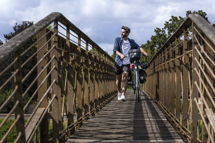 France, Deux-Sèvres (79), le Marais Poitevin, la Venise Verte, Le Mazeau, randonnée à bicyclette le long de la Sèvre Niortaise