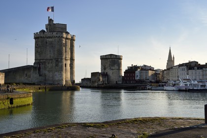 France, Charente-Maritime (17), La Rochelle, la Tour Saint-Nicolas à gauche et la Tour de la Chaîne à droite protègent l'entrée du Vieux Port, la tour de la Lanterne en arrière plan