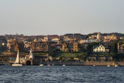 Espagne, Pays basque espagnol, Biscaye, Getxo (Guecho) sur les rives de l'estuaire du Nervion au Nord de l'agglomération de Bilbao, le phare d'Arriluce et le palazzio Arriluze au centre