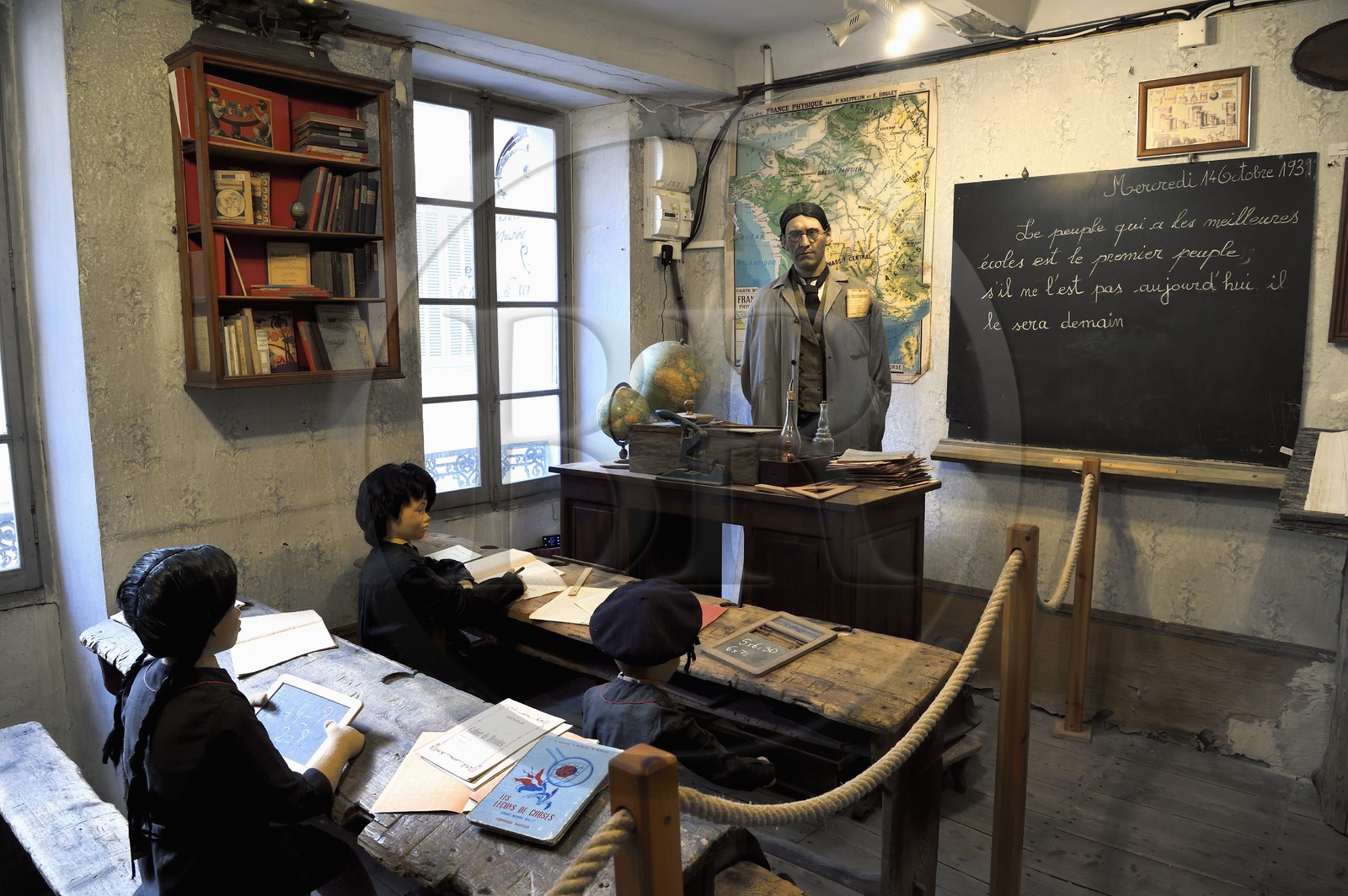 France, Alpes-de-Haute-Provence (04), Parc National du Mercantour et la vallée du Haut-Verdon, Colmars-les-Alpes, reconstitution d'une salle de classe des années 1930