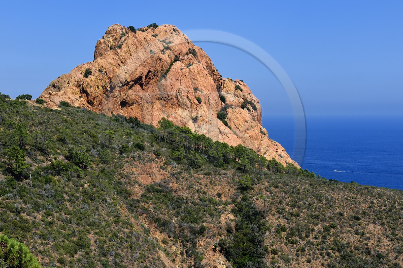 France, Var (83), Agay commune de Saint-Raphaël, massif de l'Estérel, Massif du Cap Roux, Rocher de Saint-Barthélemy