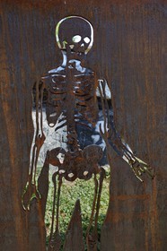 France, Rhône (69), Saint-Romain-au-Mont-d'Or, la Demeure du Chaos, l'œuvre d'art est basé sur la transformation sans fin de la maison du XVIIème siècle de l'artiste plasticien Thierry Ehrmann en une réplique de zone de guerre à l'image du monde présent