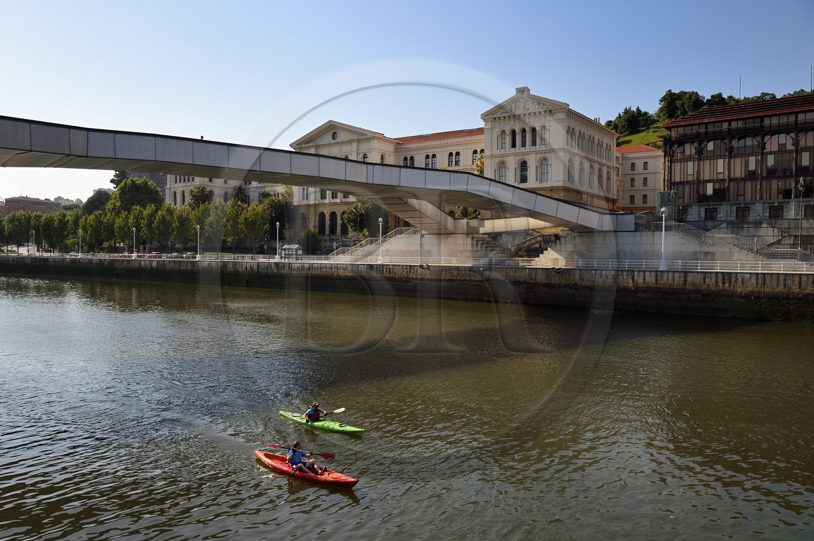 Espagne, Pays basque espagnol, Biscaye, Bilbao, passerelle Pedro Arrupe sur le Ria de Bilbao et l'Université de Deusto en arrière-plan