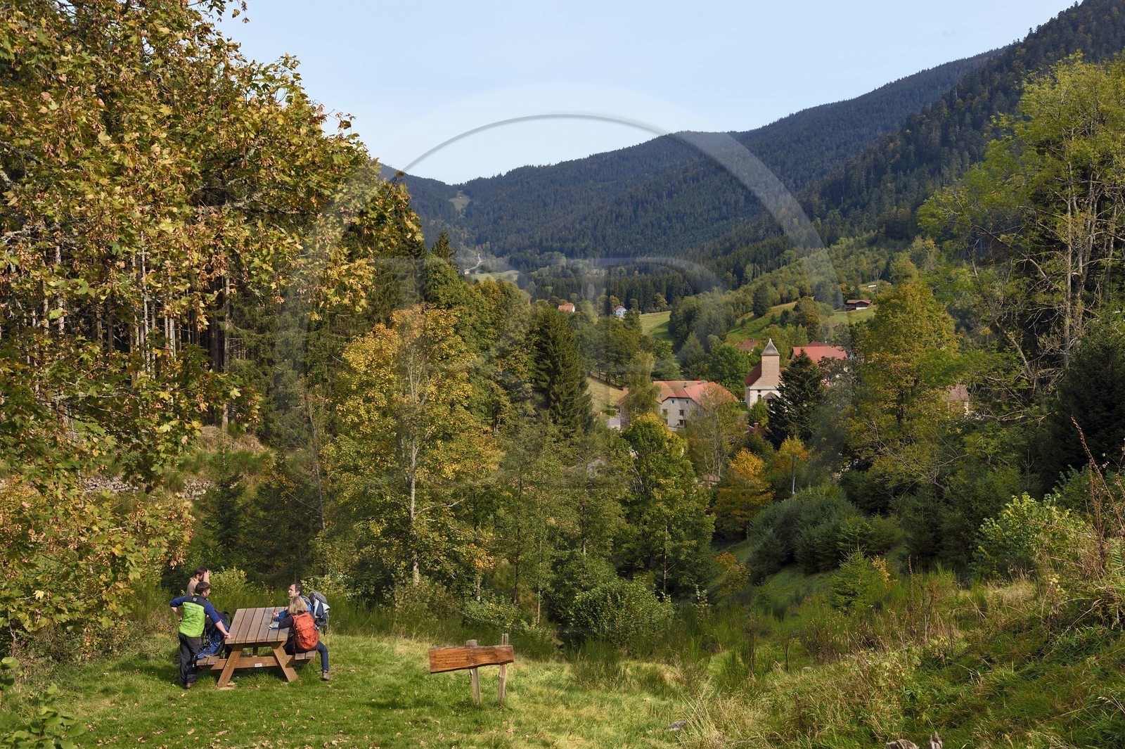 France, Vosges (88), Le Valtin, randonnée dans la vallée du Valtin dans la haute-vallée de la Meurthe sur le sentier des panoramas du Valtin, halte à la table de pique-nique