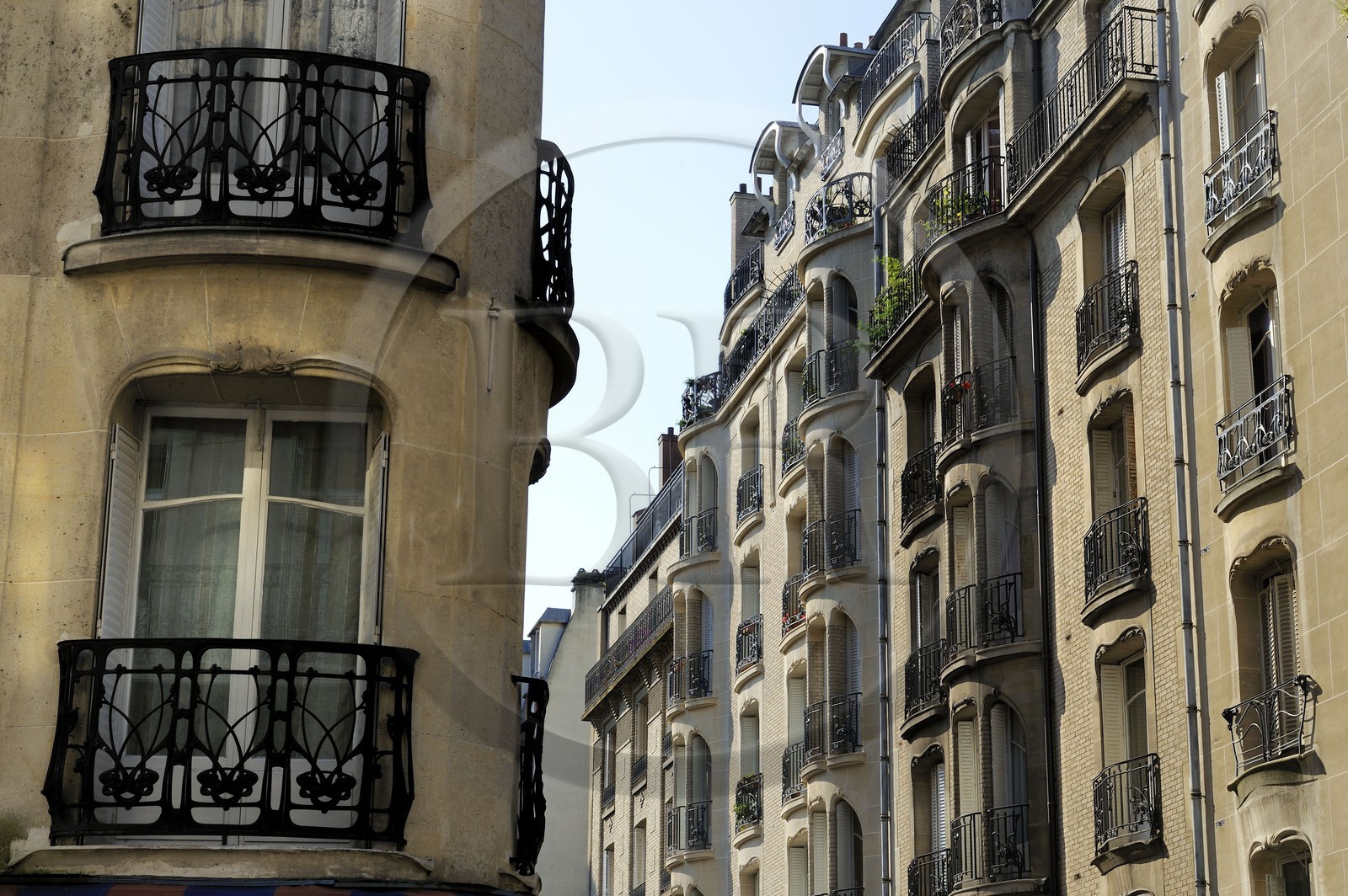 France, Paris (75), immeuble de l'ensemble dit de la rue Moderne autour de la rue Agar de style Art Nouveau par Hector Guimard