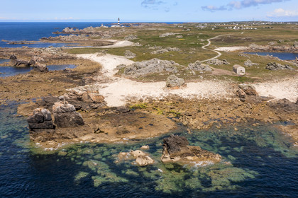 France, Finistère (29), Mer d'Iroise, Ile d'Ouessant, la Pointe de Pern et le phare du Créac’h en arrière plan (vue aérienne)