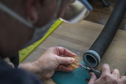 France, Côtes-d'Armor (22), Tréguier, une des soeurs Le Poupon qui sont artisans d'Art nacrier, travaille la nacre de coquilles d'ormeaux dans l'atelier de création Ys Paris