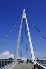 France, Seine-Maritime (76), Le Havre, Centre-ville reconstruit du Havre par Auguste Perret classé Patrimoine Mondial de l'UNESCO, Passerelle du bassin du Commerce réalisé par Guillaume Gillet (1969)