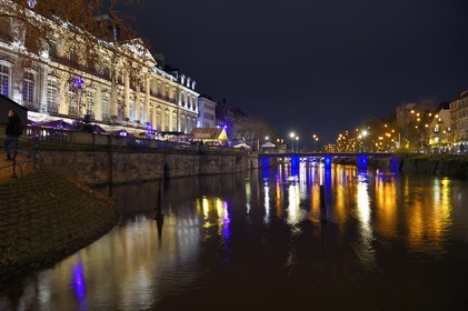 France, Bas-Rhin (67), Strasbourg, vieille ville classée au Patrimoine Mondial de l’UNESCO, les berges de l'Ill face au quai des Bateliers sous le Palais Rohan