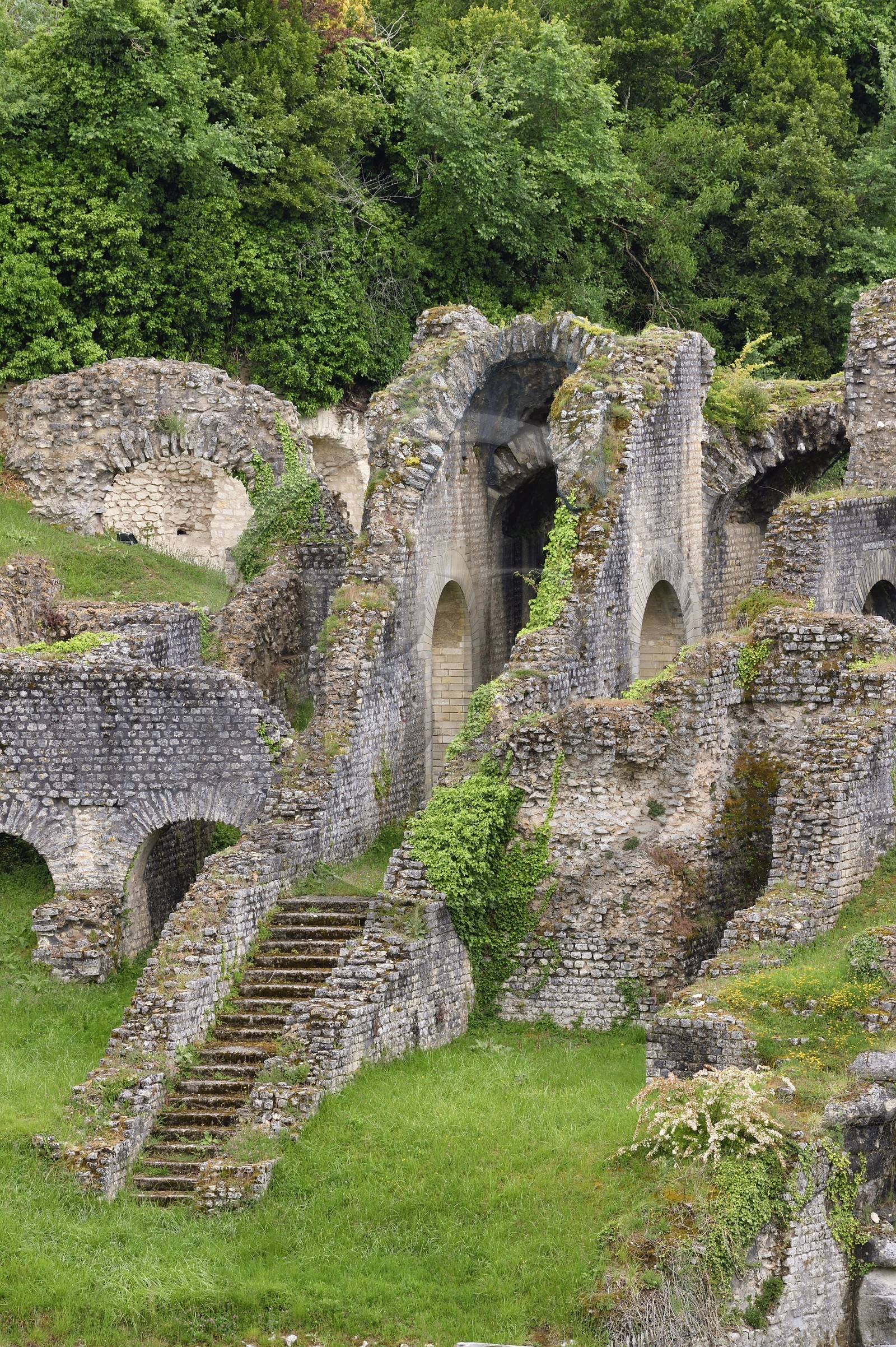 France, Charente-Maritime (17),  Saintonge, Saintes, amphithéâtre gallo-romain appelé localement les Arènes de Saintes, sa construction commence sous le règne de Tibère et s'achève sous le règne de Claude, vers 40 après JC, 127 mètres de long sur 102 de large, il pouvait accueillir près de 15 000 spectateurs