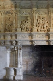 France, Dordogne (24), Périgord Vert, Villars, château de Puyguilhem, la Grande Salle et sa cheminée aux reliefs illustrant les travaux d'Hercule