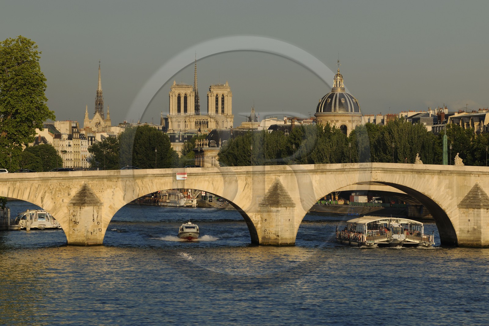 France, Paris (75), les rives de la Seine classées Patrimoine Mondiale de l'UNESCO, le Pont Royal, Notre-Dame et l'Institut de France
