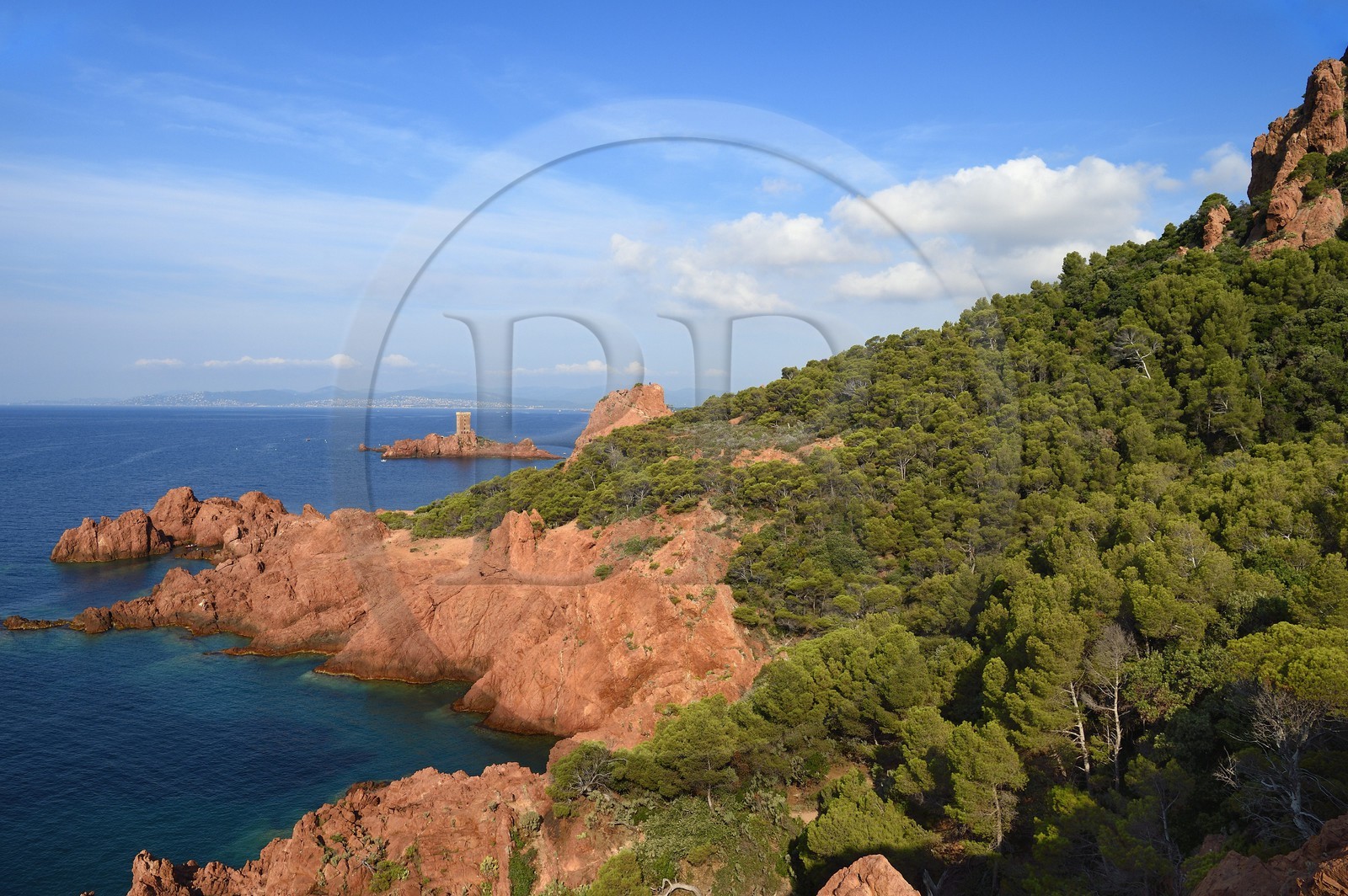 France, Var (83), Agay commune de Saint-Raphaël, massif de l'Estérel, la Corniche d'Or, la tour de l'Ile d'Or au large du cap du Dramont