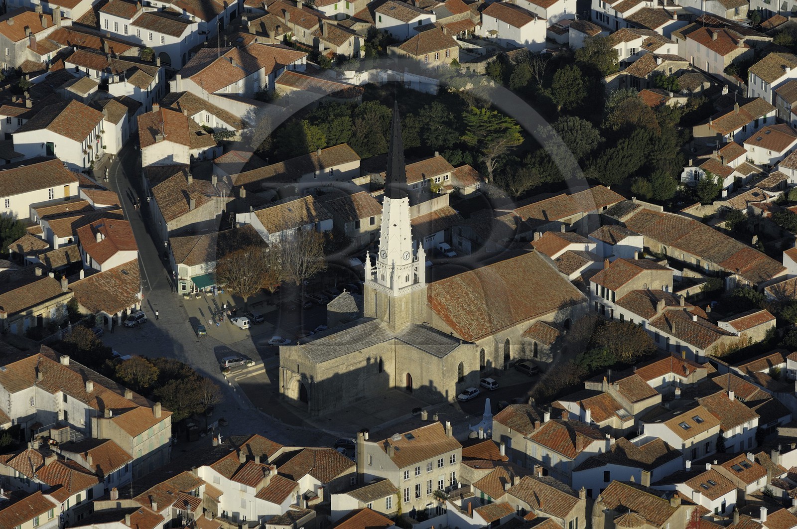 France, Charente-Maritime (17), Ile de Ré, Ars-en-Ré, l'église Saint-Etienne (vue aérienne)