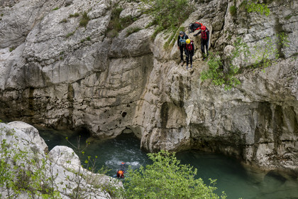 France, Alpes-de-Haute-Provence (04), Parc Naturel Régional du Verdon, Rougon, Grand Canyon du Verdon, canyoning dans la rivière du Verdon et les falaises du couloir Samson, vu depuis le sentier Blanc-Martel sur le GR4
