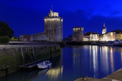 France, Charente-Maritime (17), La Rochelle, la Tour Saint-Nicolas à gauche et la Tour de la Chaîne à droite protègent l'entrée du Vieux Port, la tour de la Lanterne en arrière plan