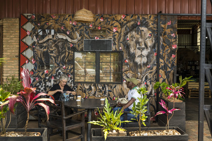 Rwanda, Province de l’Est, Imigongo Art Center, Coffee shop et vente de légumes bio sur la route de Kayonza