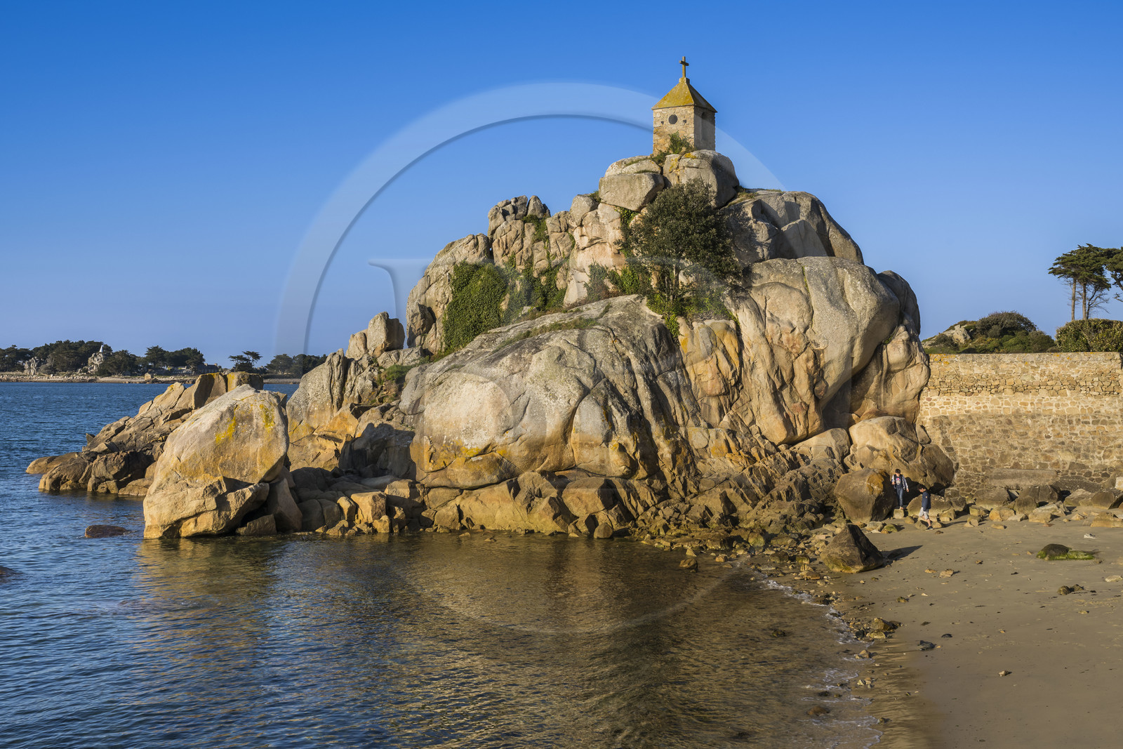 France, Côtes-d'Armor (22), Côte d'Ajoncs, Penvénan, Port Blanc sur le chemin de Grande Randonnée GR 34, le Rocher de la Sentinelle surmonté d'un oratoire