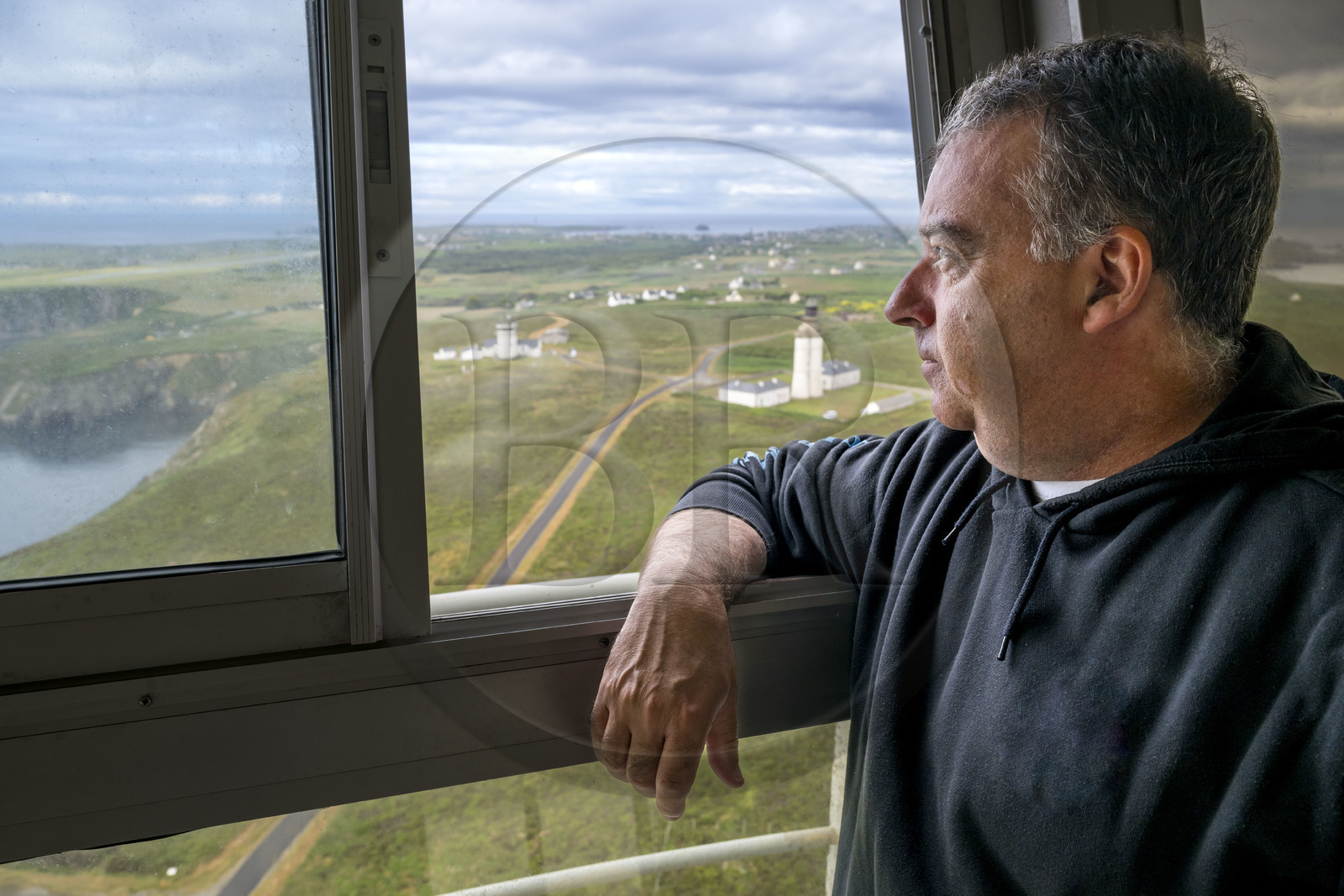 France, Finistère (29), Mer d'Iroise, Ile d'Ouessant, tour radar du Stiff de l'architecte Jean Prouvé (1982) qui surveille le rail de circulation maritime dans la Manche pour le Cross Corsen, Patrick Cornic, technicien du CROSS en poste depuis 2014, le phare du Stiff en arrière plan