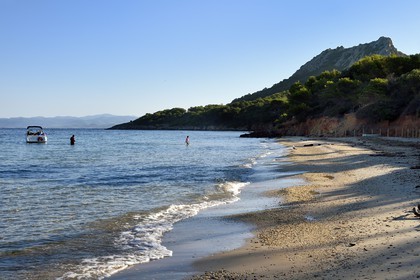France, Var (83), Iles d'Hyères, parc national de Port Cros, Ile de Porquerolles, plage Notre-Dame dans la Baie de l'Alycastre et le Cap des Mèdes en arrière-plan
