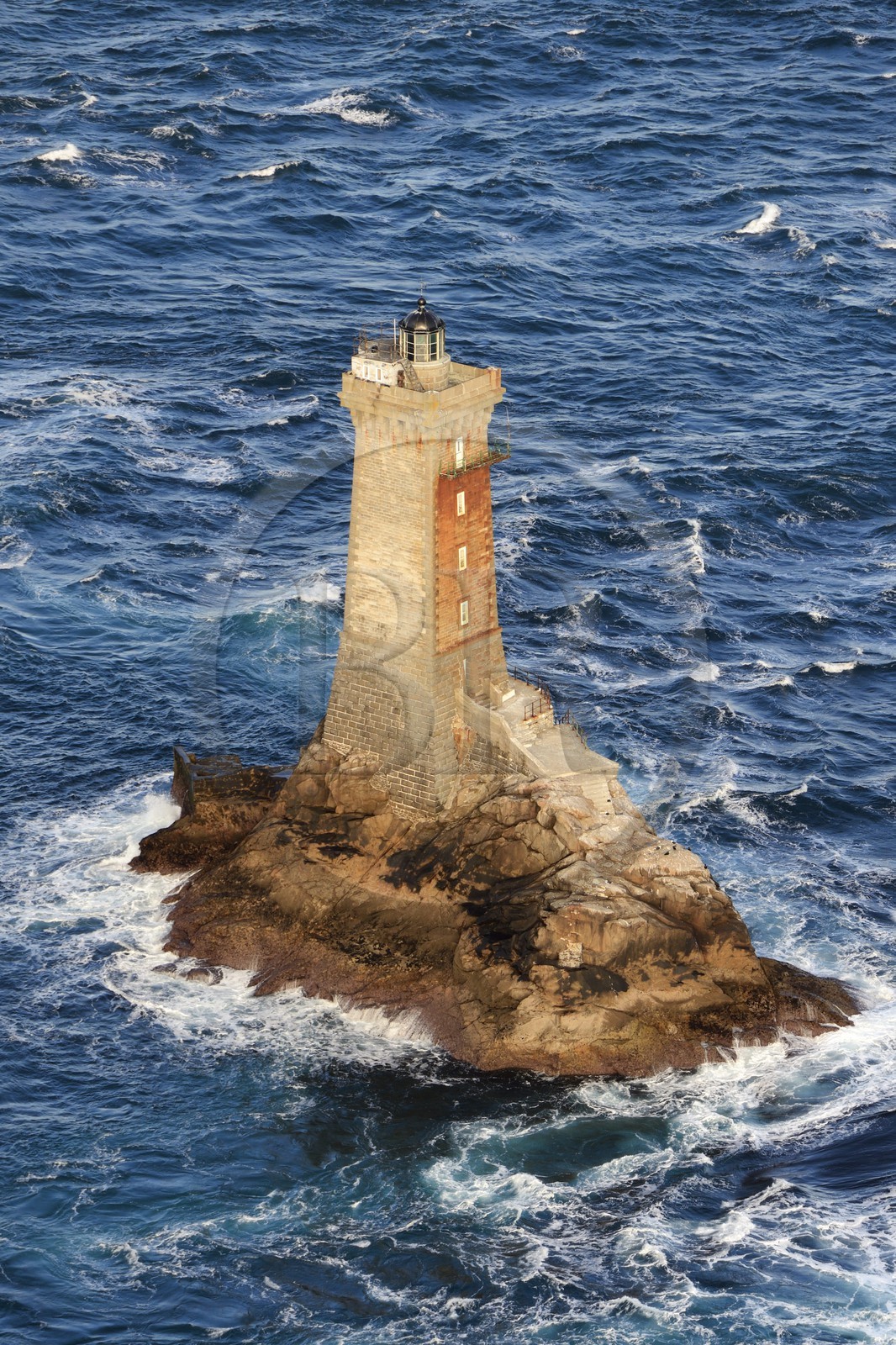 France, Finistère (29), Mer d'Iroise, Plogoff, la Pointe du Raz, phare de la Vieille (vue aérienne)