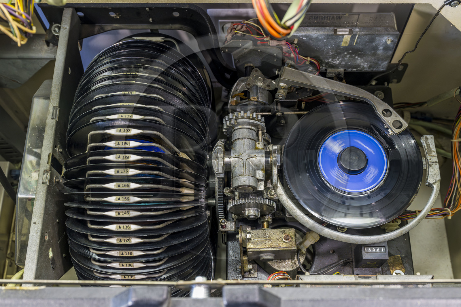 France, Vendée (85), Fontenay-le-Comte, la boutique Vinyles 85 rue des Orfèvres vend des disques vinyles neufs et d'occasions, jukebox vintage