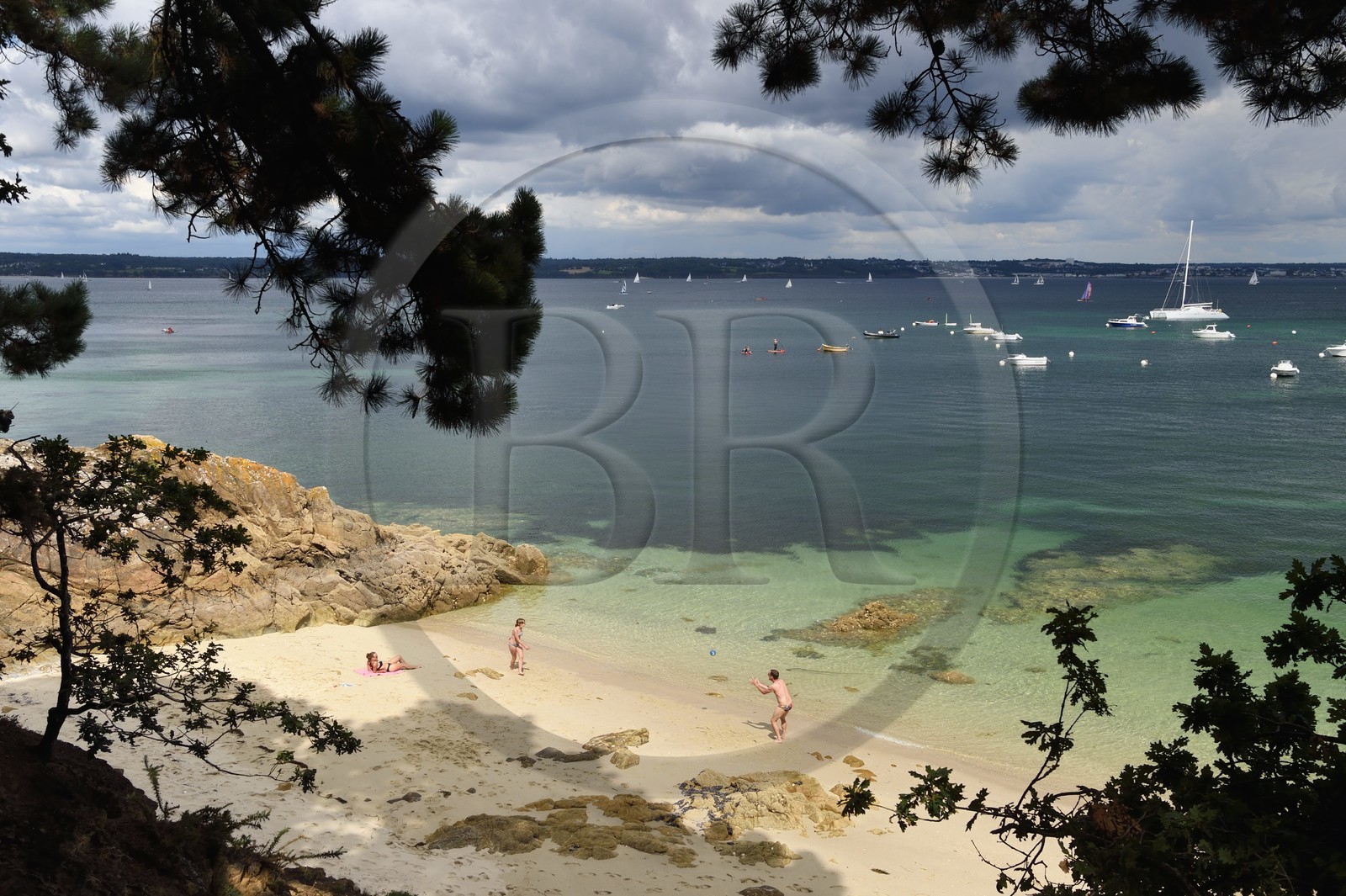 France,  Finistère (29), Fouesnant, le littoral entre le Cap Coz et la Pointe de Beg Meil, plage que longe le sentier cotier