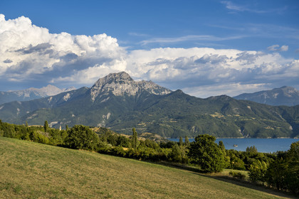 France, Hautes Alpes (05), Prunières, panorama sur le lac de Serre-Ponçon et le sommet du Pic de Morgon (2324 m) en arrière-plan