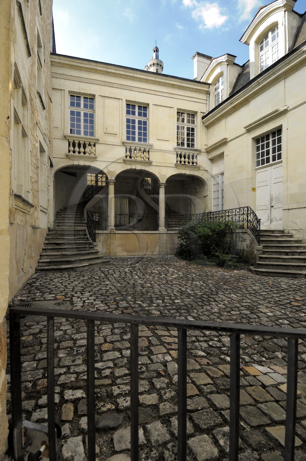 France, Indre et Loire (37), Vallée de la Loire classée Patrimoine Mondial de l'UNESCO, Chinon,  hôtel particulier dans la rue Voltaire