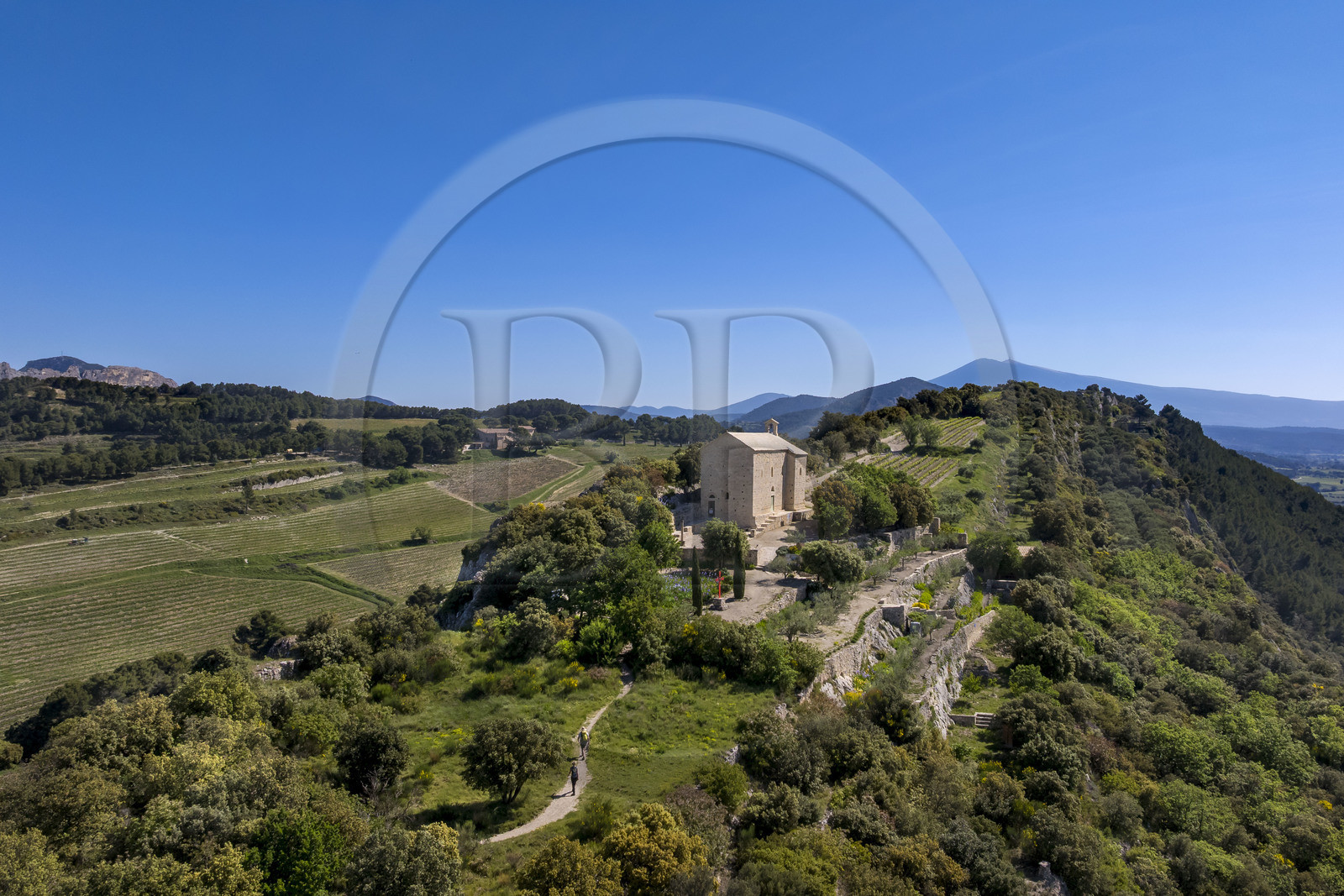 France, Vaucluse (84), Dentelles de Montmirail, Beaumes-de-Venise, randonneurs rejoignant la chapelle Saint-Hilaire dont l'implantation date du VIe siècle sur le plateau des Courens et le Mont Ventoux en arrière plan (vue aérienne)