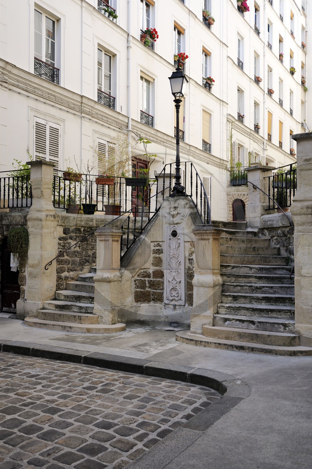 France, Paris (75), la Butte Montmartre, cour intérieure du 40 rue Durantin