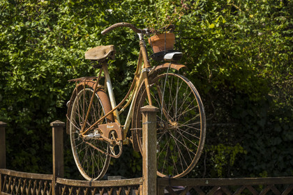 France, Maine-et-Loire (49), vallée de la Loire classée au Patrimoine Mondial par l'UNESCO, Gennes-Val-de-Loire, vieille bicyclette en décoration