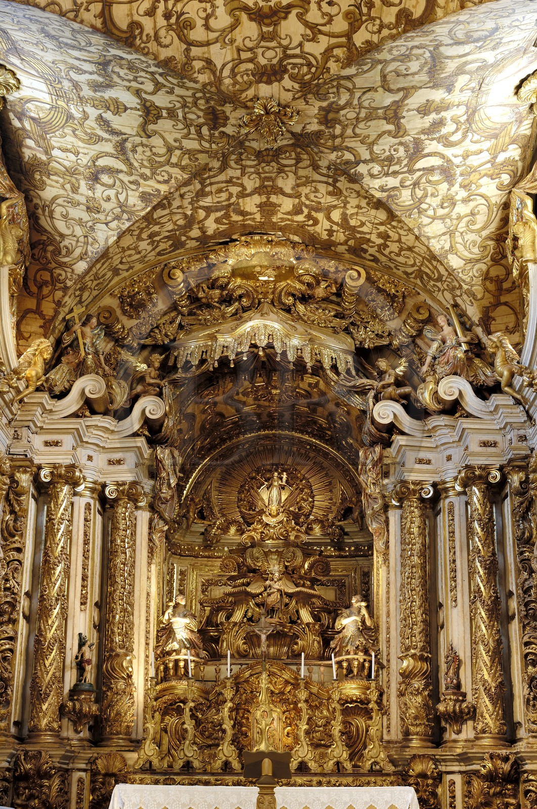 Brésil, Etat du Minas Gerais, Tirandentes, Matriz de Santo Antonio, église Saint-Antoine, maître-autel recouvert de feuilles d'or et statue de Saint-Antoine (Route de l'or, Estrada Real)
